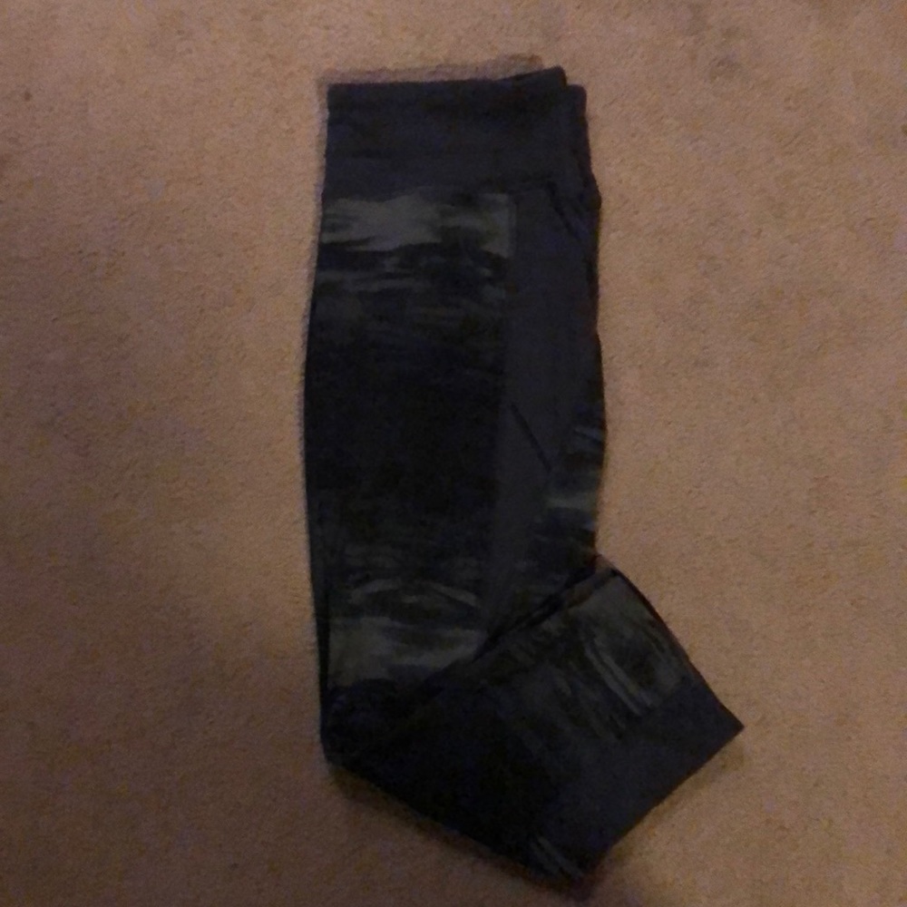 Athlete Capri workout leggings. Cool pattern.